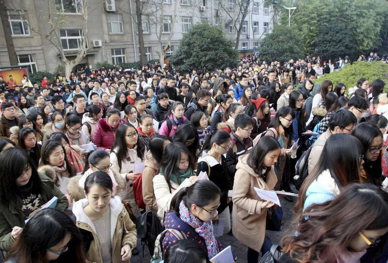 中國高失業率造成年輕人一窩蜂考公務員。（路透檔案照）