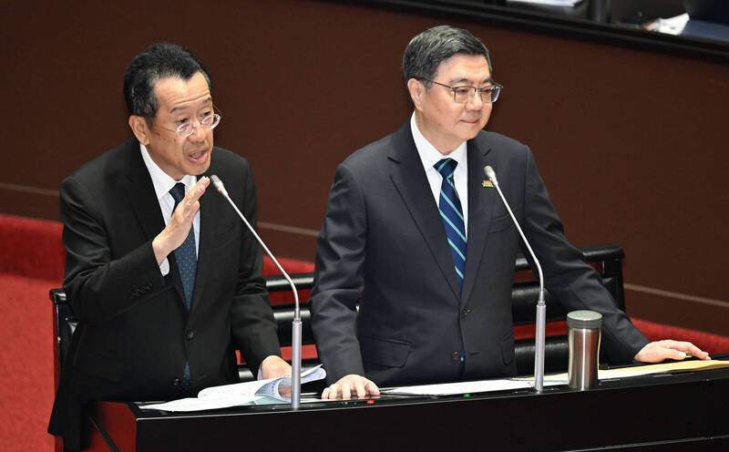 行政院長卓榮泰（右）10日赴立法院施政方針及施政報告並備詢，回應包機赴日觀賞棒球經典賽。圖左為國防部長顧立雄。（資料照）