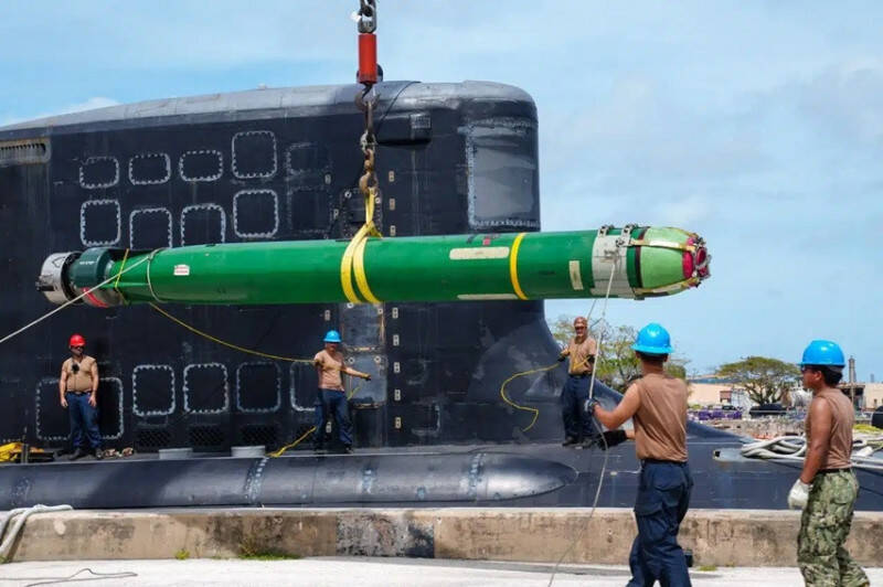 美國海軍維吉尼亞級核動力攻擊潛艦「佛蒙特號」（SSN-792）在澳洲基地裝載Mk-48 重型魚雷。（資料照，取自澳洲潛艦署LinkedIn）