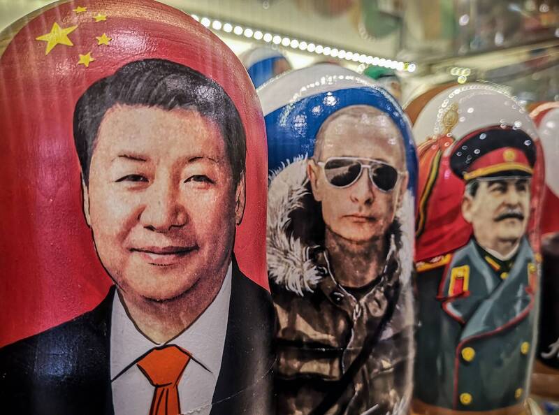 當資訊被權力高度集中控制時，最先被犧牲的往往就是真相；圖為印有習近平、普丁和蘇聯領導人史達林肖像的俄羅斯娃娃。（法新社檔案照）