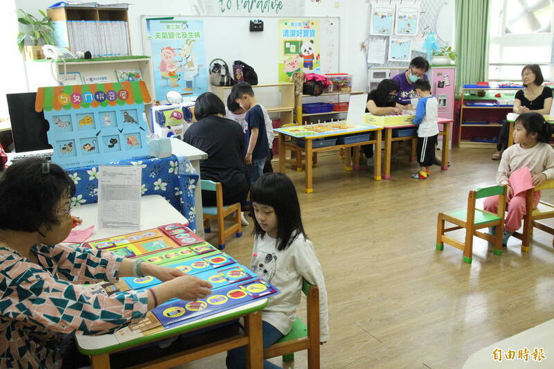 本土語言逐漸走進校園，學生在課堂上學習母語的發音、詞彙與基本對話，。（資料照）