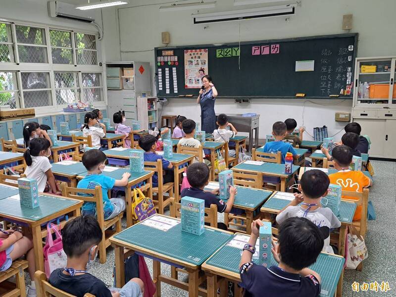 建議教育部應全面推動降低班級人數，不僅是為了減輕教師負擔，更是為了落實民主教育中的個別尊重。（資料照）