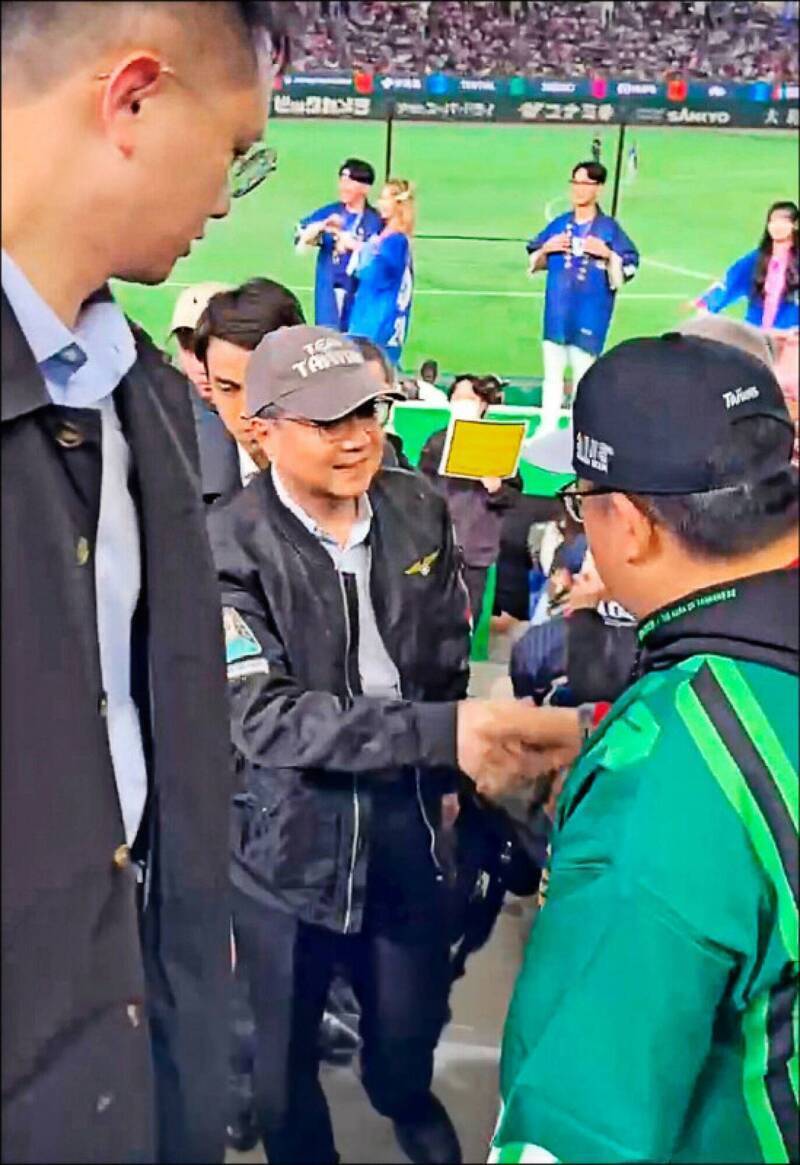 行政院長卓榮泰（中）赴東京WBC觀賽，創下了台日斷交以來首度閣揆訪日的外交突破。（中央社）