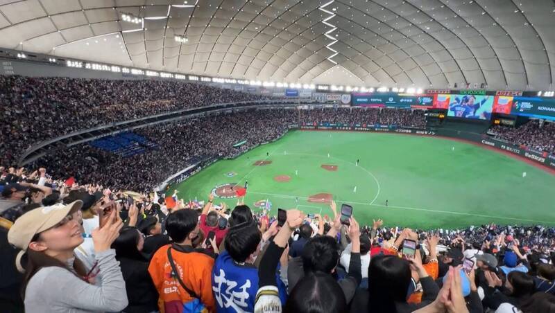 東京巨蛋這一幕的關鍵，不在禮遇高低，而在日本明知北京必有反應，仍讓現任行政院長在高度公開場合現身；圖為東京巨蛋湧入大批台灣球迷。（資料照）