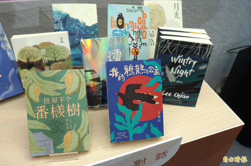 在推動校園閱讀時，有必要重新思考「班級閱讀箱」的配置，圖為客語文學新作品。（資料照）