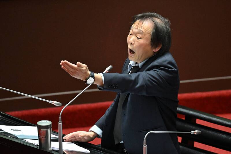 王世堅的質詢片段被剪成節奏強烈的「神曲」，在網路上病毒式擴散。（資料照）