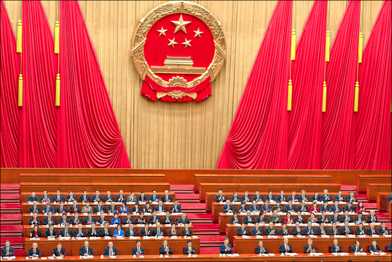 中共通過的「民族團結進步促進法」，更被視為用於對台灣人「合法打擊」的工具。相較於二〇〇五年通過「反分裂國家法」鎖定「反獨」，這次立法則將「促統」與「反獨」視為同一件事，擴大法律戰適用範圍。（美聯社）
