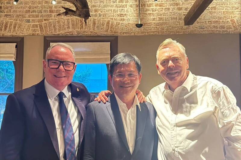 外交部長林佳龍出現在澳洲，澳洲國會議員麥德莫特透過臉書貼出合照。（圖取自Hugh McDermott MP: State Member for Prospect﻿ Facebook）