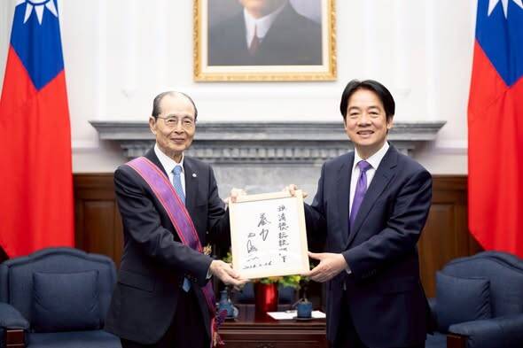 總統賴清德與王貞治互動，創造情感背景。（取自貼文）