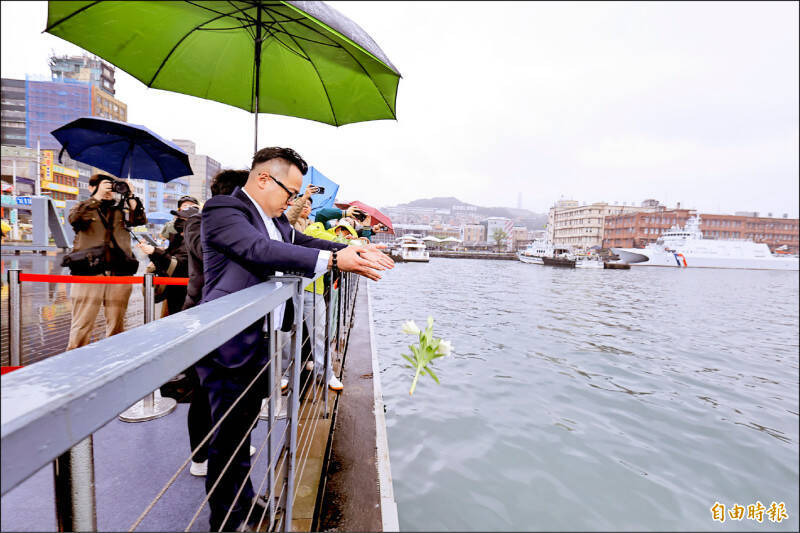 基隆市議長童子瑋今年3月8日參加228紀念追思活動，他將鮮花拋入海中表達追思。（資料照）