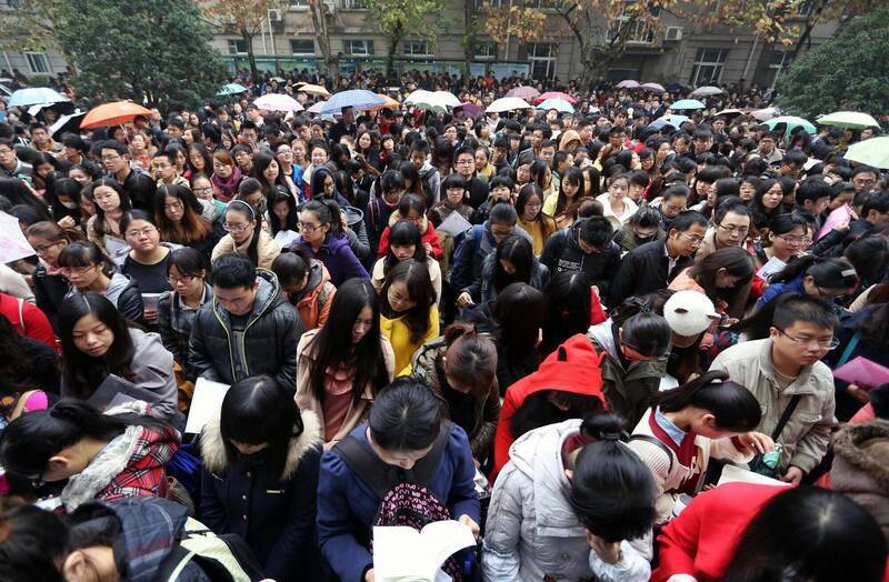 《人民日報》題為「警惕考公攻略炒作躺平」的文章，針對年輕人爭入公部門當躺平幹部的風潮提出針貶；示意圖。（法新社檔案照）