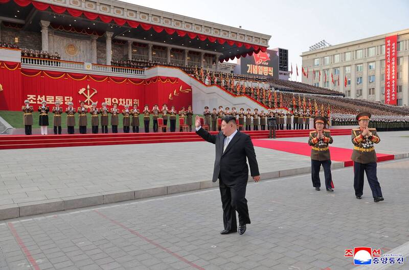 中國透過提升北韓對其的依賴，使平壤在外交與軍事決策上不得不考慮北京的利益。圖為北韓領導人金正恩在平壤金日成廣場與閱兵部隊的官兵合影。（法新社檔案照）