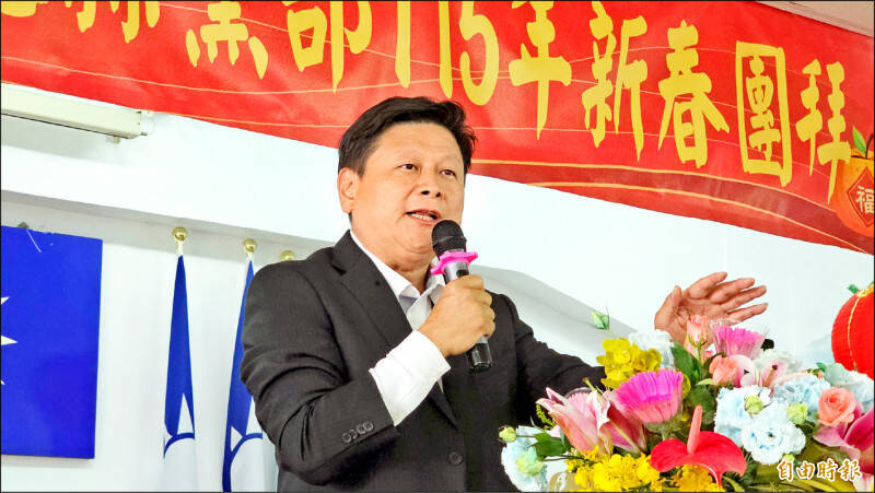 國民黨立院黨團總召傅崐萁出席國民黨黨主席鄭麗文花蓮新春團拜，抨擊民進黨軍購案掏空台灣，還攻擊無人機是鐵皮屋內土法煉鋼。（資料照）