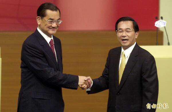 2000年陳水扁（右）當選總統，實現台灣首次政黨輪替。（資料照）