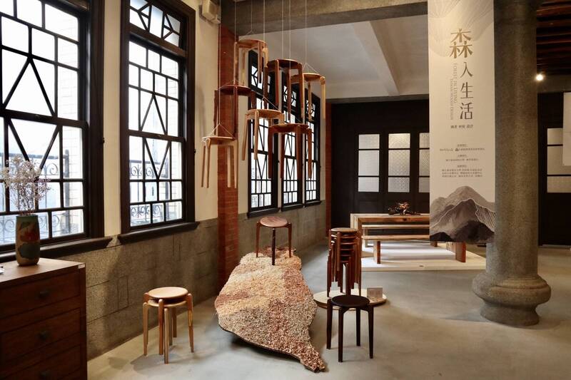 木材的價值不應建立在稀缺與神話之上，而應建立在合法經營與永續利用的基礎上；圖為北科大設計展以「永續設計、互聯共創」為主軸，用17種國產材製作17張凳子。（北科大提供）