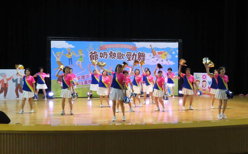 苗栗縣樂齡學習中心「銀領風潮活力秀-樂齡爺奶熱歌勁舞競賽」，參賽者賣力演出。（資料照）