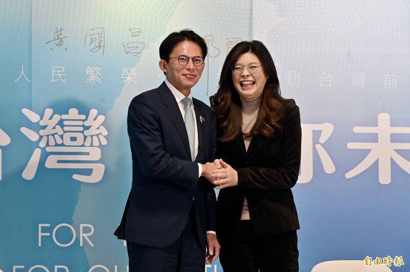 國眾兩黨於3月14日舉行「逐夢台灣 許你未來」共同願景記者會。圖為兩黨主席會後握手。（資料照）