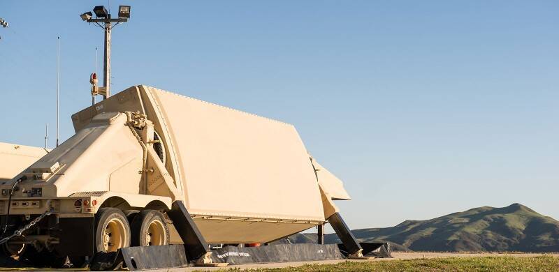美軍AN/TPY-2機動長程空情觀測雷達，遭到造價僅約三萬美元的伊朗無人機癱瘓。（資料照，取自美國雷神公司官網）
