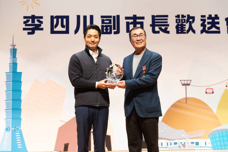 9日是李四川（右）在北市府上班的最後一天，市長蔣萬安（左）準備了多項禮物，也頒給他獎章。（台北市政府提供）