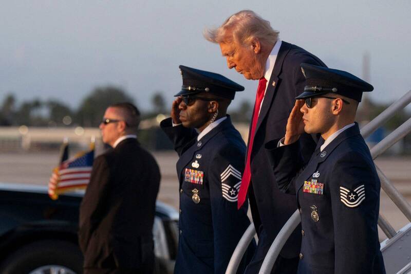 美國總統川普3月7日抵達佛羅里達州邁阿密國際機場。他在邁阿密舉行的首屆「美洲之盾」峰會中，敦促拉丁美洲國家動用軍事力量對抗「毒瘤」般的毒品走私集團，並提議美國將提供飛彈攻擊支援。（法新社檔案照）