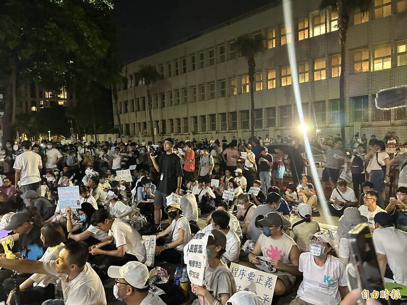 在台灣司法案件很容易被轉化為政治迫害、司法追殺、體制打壓。圖為柯文哲支持者「小草」包圍北檢聲援。（資料照）