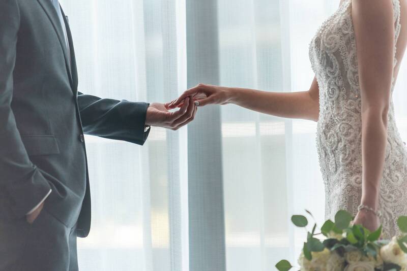 當年輕世代因生活壓力選擇晚婚甚至不婚時，傳統制度可能面臨調整需求；示意圖。（圖取自freepik）