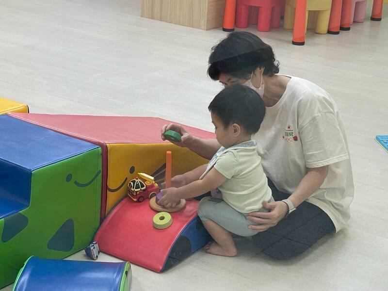 政府雖然有好的法規，但如何「出資鼓勵」這些小公司把托嬰中心或幼兒園做好，才是關鍵；示意圖，圖中人物與內文無關。（資料照，南市府社會局提供）