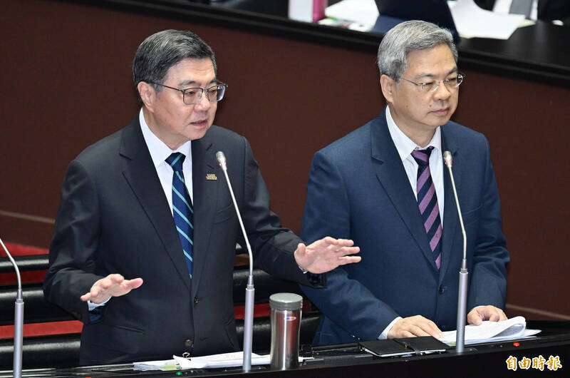 近日經濟部長龔明鑫（右）與行政院長卓榮泰（左）同台答詢時表示，核三廠已啟動自主安全檢查，若汰換設備不多，最快2028年可以重啟。（資料照）