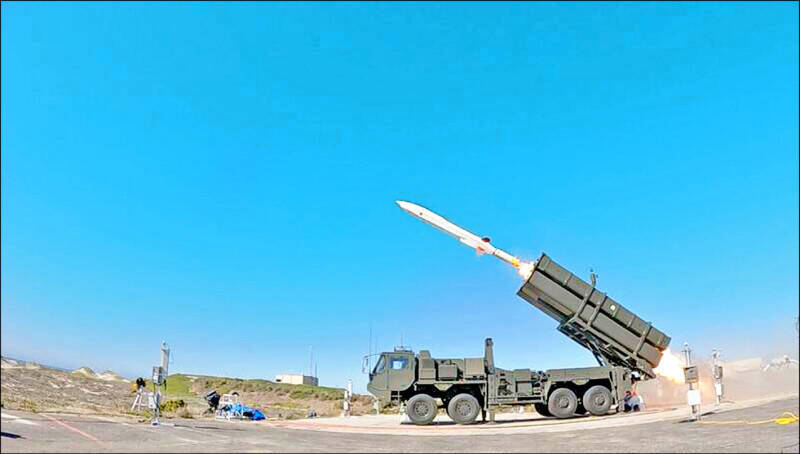 日本防衛省本月底將首次在熊本縣陸上自衛隊健軍駐屯地與靜岡縣富士駐屯地，分別部署「十二式陸基反艦飛彈增程改良型」飛彈（見圖）和「島嶼防衛用高速滑翔彈」（HVGP）。（取自日本防衛省官網）