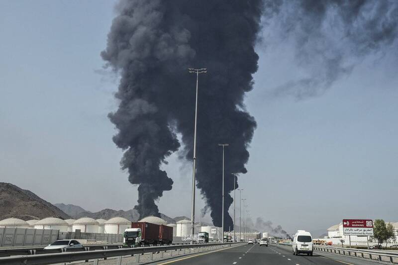 阿拉伯聯合大公國富查伊哈邦（Fujairah）的港口驚傳遭到無人機襲擊，導致石油工業區陷入火海，原油裝載作業被迫全面暫停。（法新社）