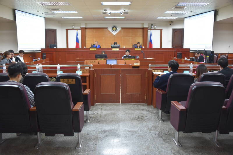 實務上家事法院受理後會依照個案情節決定是否核發保護令，如核准後可命相對人不得持續騷擾或命遠離固定處所；示意圖。（資料照）