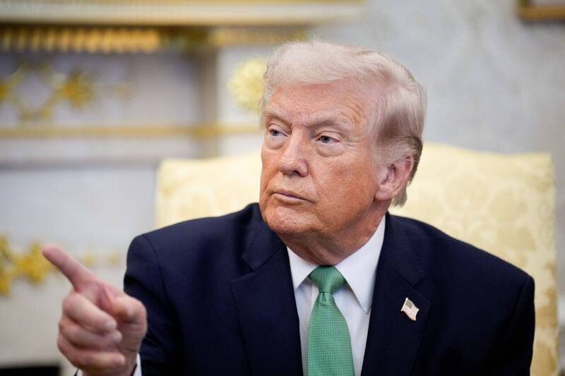 美國總統川普在社群平台點名英、法、日、韓、中等國，呼籲派軍艦與美國「聯合護航」荷姆茲海峽。（彭博檔案照）