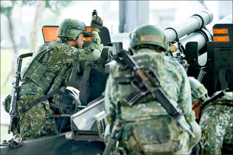 中研院日前進行民調，針對「如果中國攻打台灣，您願意不惜一切代價抵抗嗎？」這項問題，有近6成受訪者表示願意，並53.5%受訪者支持政府將軍費提高至GDP的3%，甚至有近7成受訪者表示支持向美國購買武器。（路透檔案照）