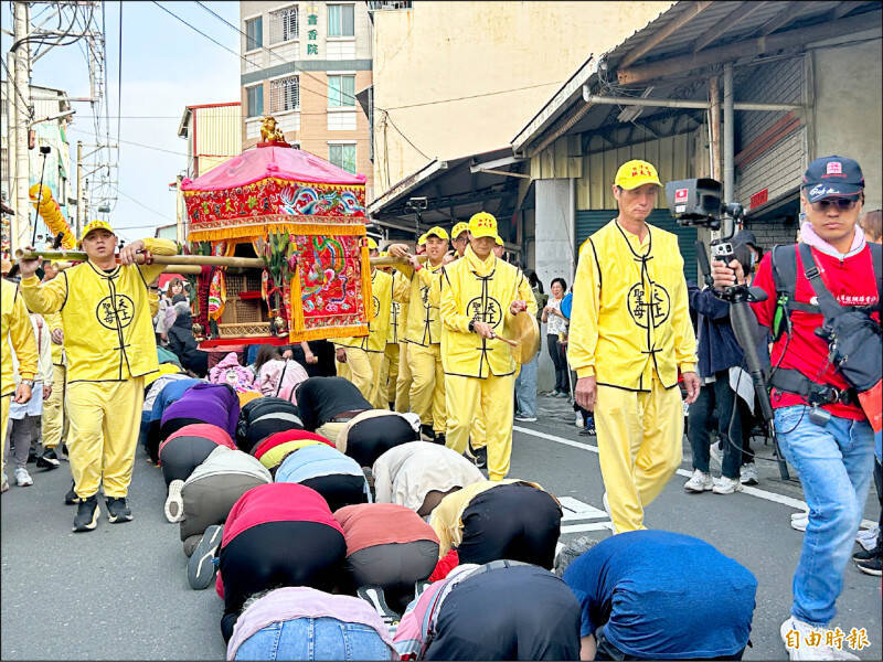 媽祖是台灣最廣受崇拜的神明。圖為旗山天后宮媽祖攜手白沙屯拱天宮媽祖聯合平安遶境。（資料照）