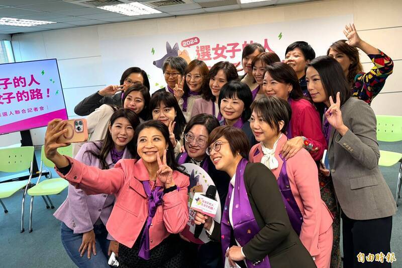 台灣不分區立委有女性席次比例。圖為民進黨提名2024年女性不分區立委參選人。（資料照）
