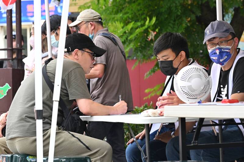 連署門檻的設計，是為了確保每一份提議書都代表真實的公民意志，而不是組織動員下的文件堆疊；示意圖。（資料照）