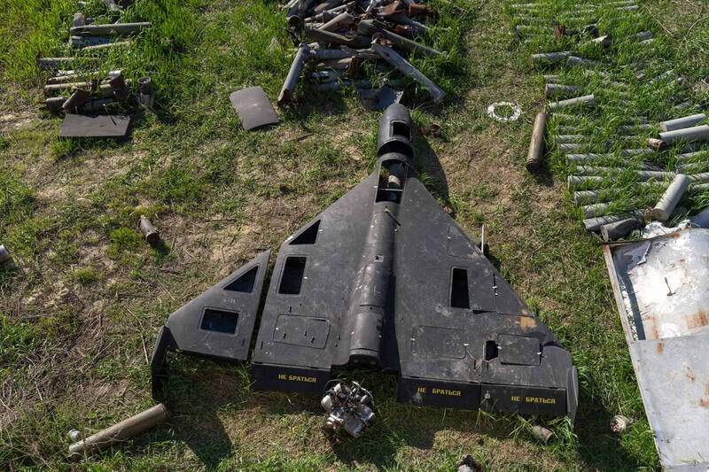 俄軍大量使用伊朗製「見證者」（Shahed）自殺無人機對烏克蘭發動消耗戰；圖為被擊落的見證者無人機殘骸。（路透檔案照）