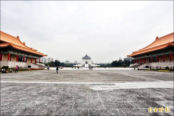 中正紀念堂廣場早已不是領袖崇拜的附屬空間，而是人民要求自由、改革與究責的重要現場，國家就沒有理由讓威權遺緒繼續占據最高位置。（資料照）