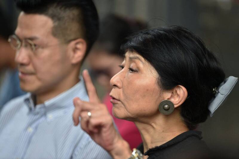 香港民主派前議員毛孟靜（右）於《國家安全法》實施後被逮補。（法新社檔案照）