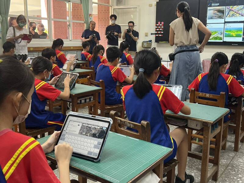 教育部目前正試圖利用「新科技」來突圍，透過數位賦能與遠距教學，試圖彌補地理上的資源不均；圖為雲林縣全縣4.5萬名縣立學校老師與學生，師生上課一人一台iPad。（資料照）