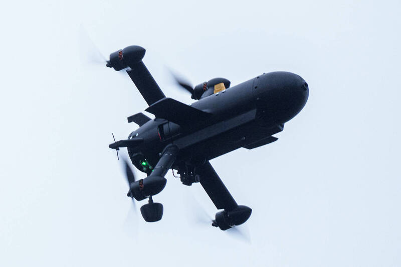 新的戰術逐漸強調低成本反制；圖為烏克蘭新創公司「General Cherry」研發的攔截無人機；這類造價低廉的攔截機被視為對抗俄軍昂貴自殺無人機的「經濟戰」利器。（美聯社檔案照）