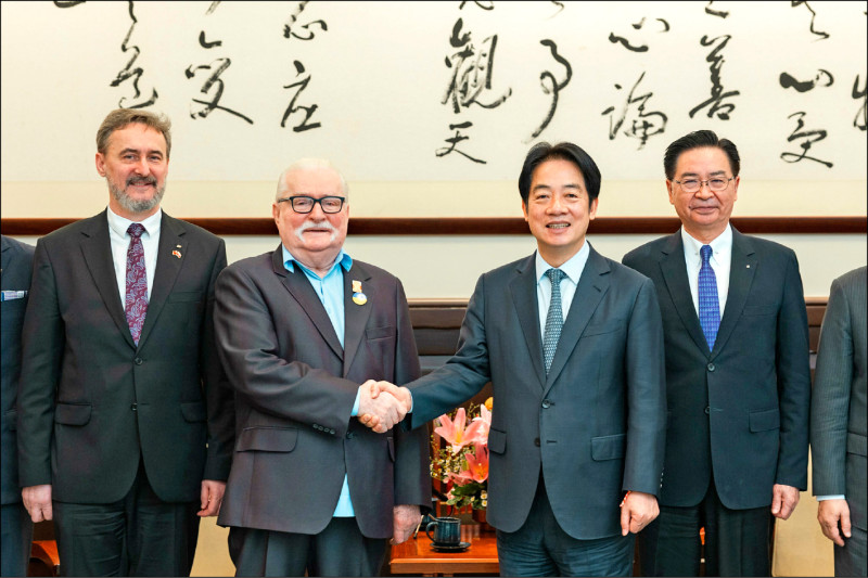 波蘭前總統華勒沙（左二）向賴總統（右二）強調：台灣與波蘭面臨同樣艱困的處境，但任何解決方案都不應由外界提出，台灣的未來應該由台灣人民自己決定。（資料照，總統府提供）