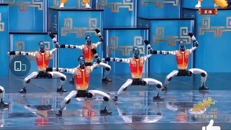 央視春晚的人形機器人表演被中共官方大幅放大，宣稱「震驚台灣觀眾」與「驚豔外界」；圖為2026年中國春晚上演機器人武術秀。（取自微博@央視頻）