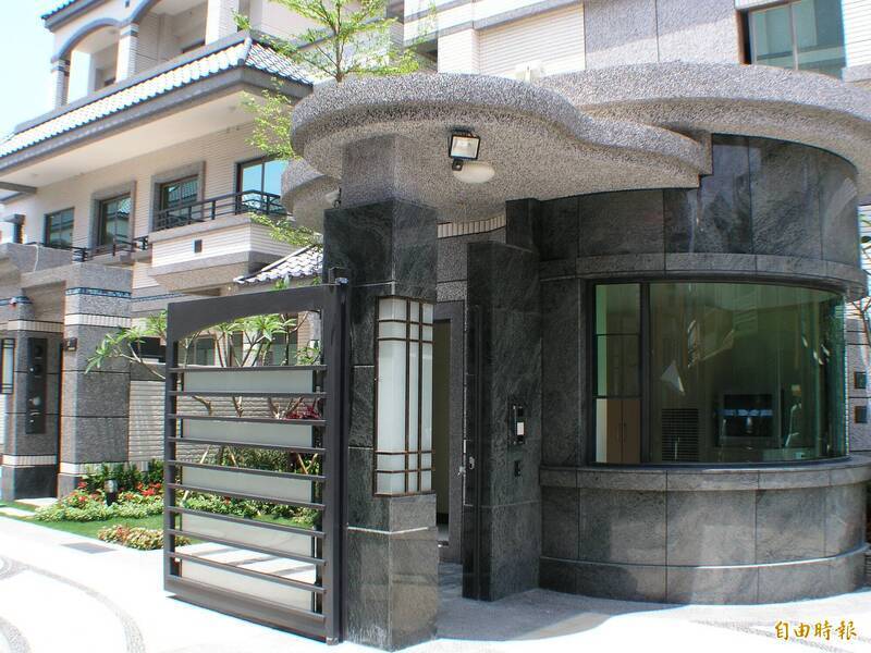 合約中避免使用「保全」、「駐衛」字眼，改稱「出入口管制」，且派駐人員執行門禁等工作。（資料照）