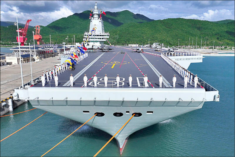 共軍首艘電磁彈射型航空母艦福建號服役，中國軍力崛起使區域國家重新思考安全合作模式。（美聯社檔案照）