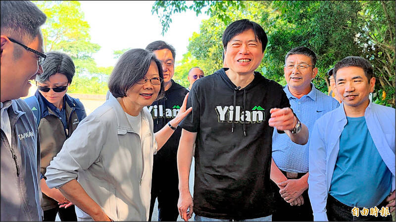 蔡英文近期頻繁與地方政治人物一起登山，提供一個理解生活政治的案例。圖為蔡英文與林國漳登山情形。（資料照）