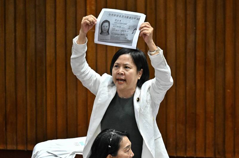 民眾黨「李貞秀女士」因國籍與戶籍資格爭議仍未釐清，卻堅持以立委身分質詢行政官員。（資料照）
