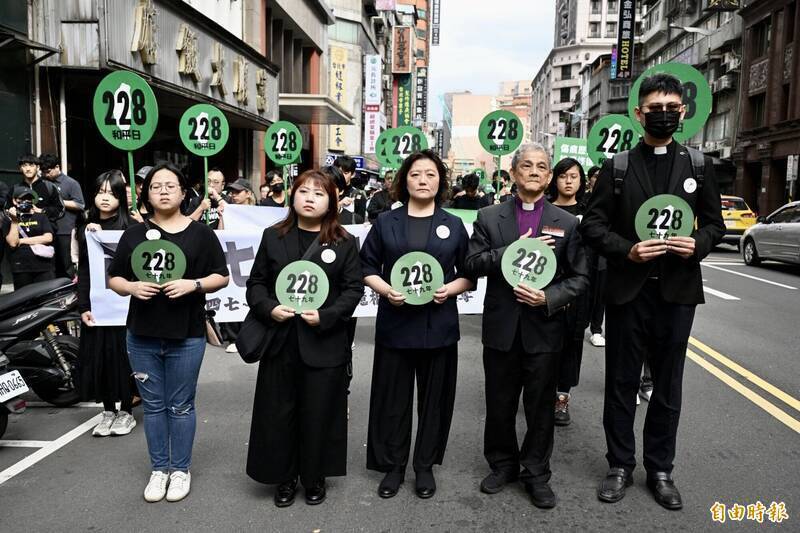 談到二二八、白色恐怖、轉型正義與威權責任，有人急著把辯論從制度與歷史扭曲成對個人身分盤查。圖為二二八事件79週年，民間團體上街遊行。（資料照）