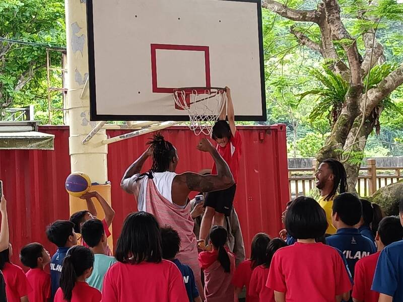 霍華德願意在台灣期間展現對這個社會的正面看法，也讓不少台灣球迷留下深刻印象；霍華德和東澳國小學生打籃球。（資料照，東澳國小提供）