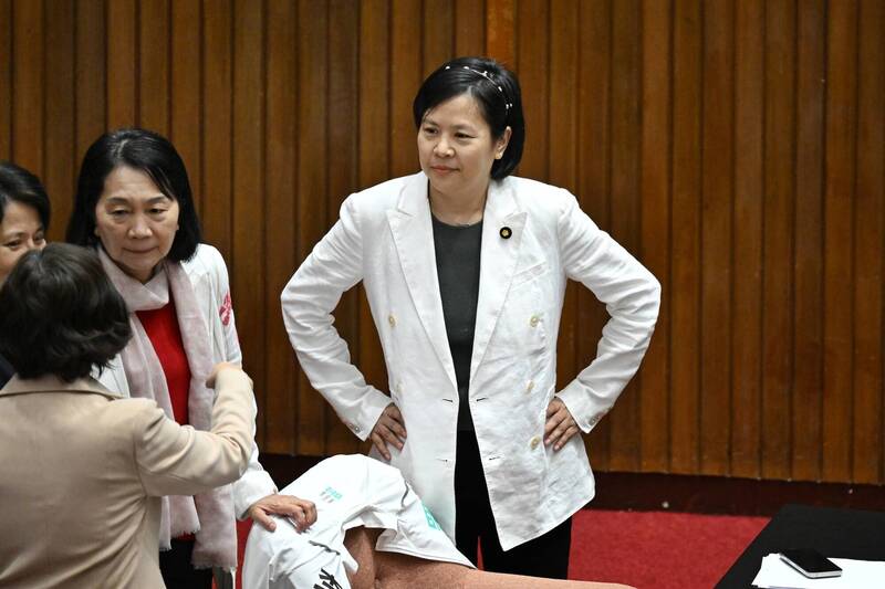 一名與「中國」具備緊密法律連結與效忠疑慮的個體，竟企圖透過政黨不分區制度進入國會；民眾黨立委李貞秀擁雙重國籍，爭議仍在延燒。（資料照）